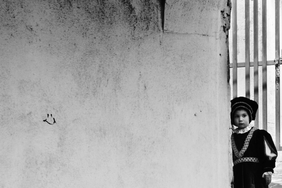 Bambina in abito tradizionale fotografata in bianco e nero